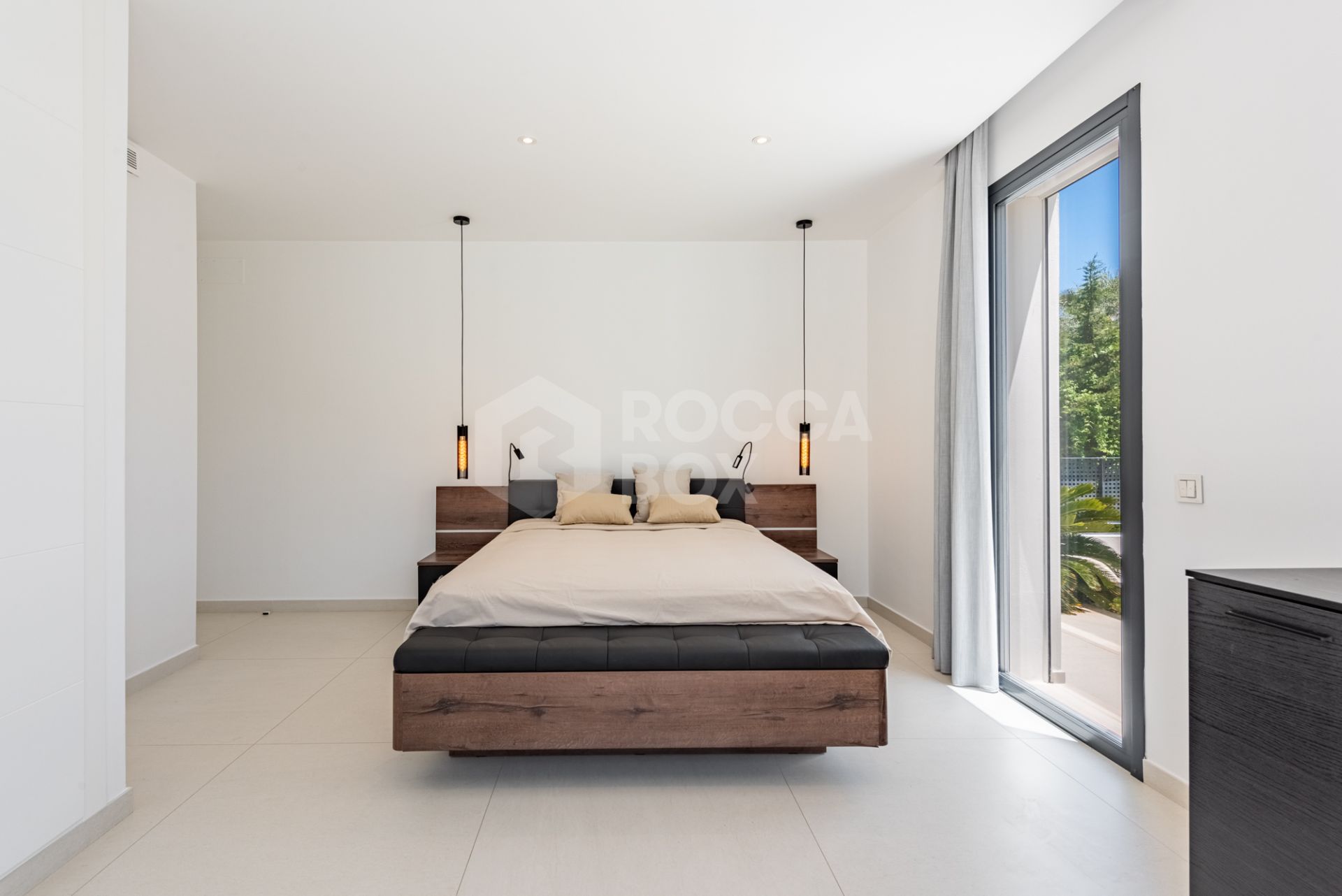 Spacious Contemporary Villa in the Heart of the Golden Triangle!