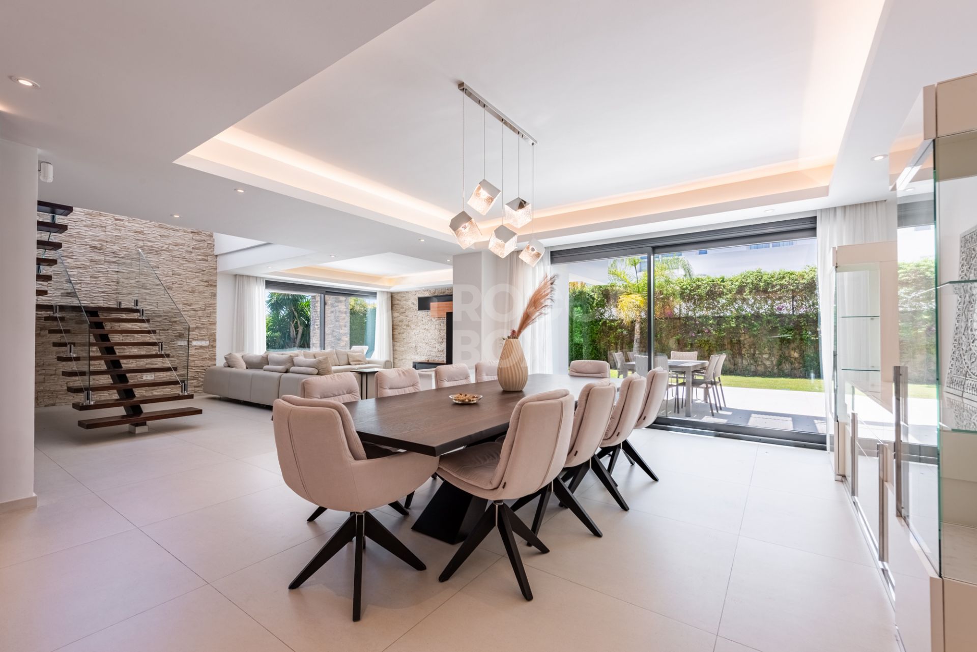 Spacious Contemporary Villa in the Heart of the Golden Triangle!