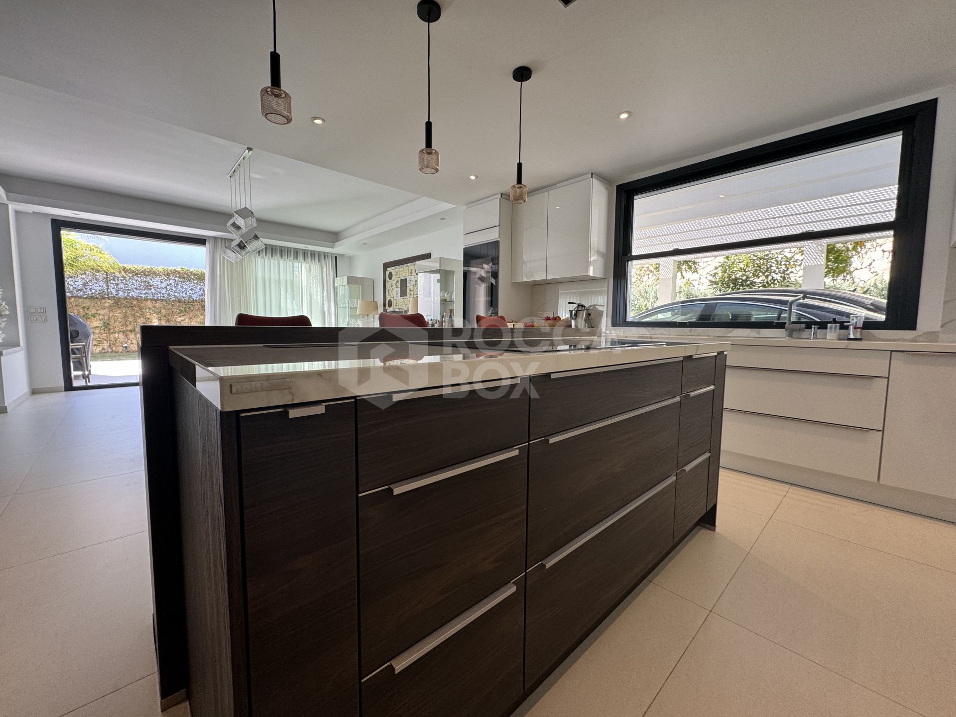 Beautiful and spacious modern villa, located within walking distance to amenities and the beach!