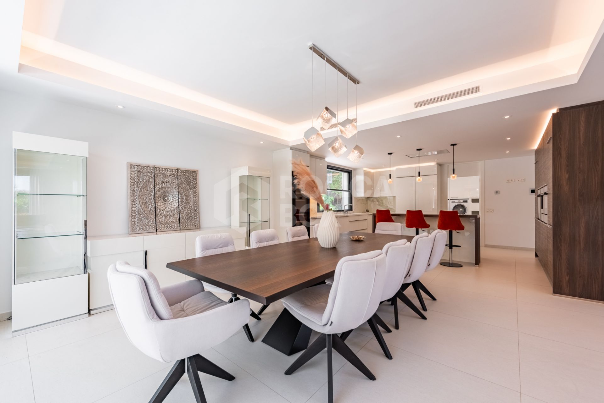 Spacious Contemporary Villa in the Heart of the Golden Triangle!