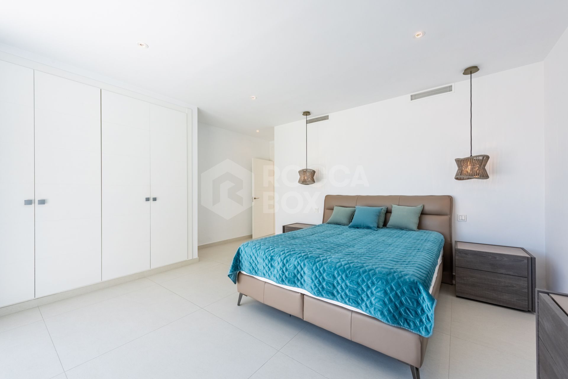 Spacious Contemporary Villa in the Heart of the Golden Triangle!