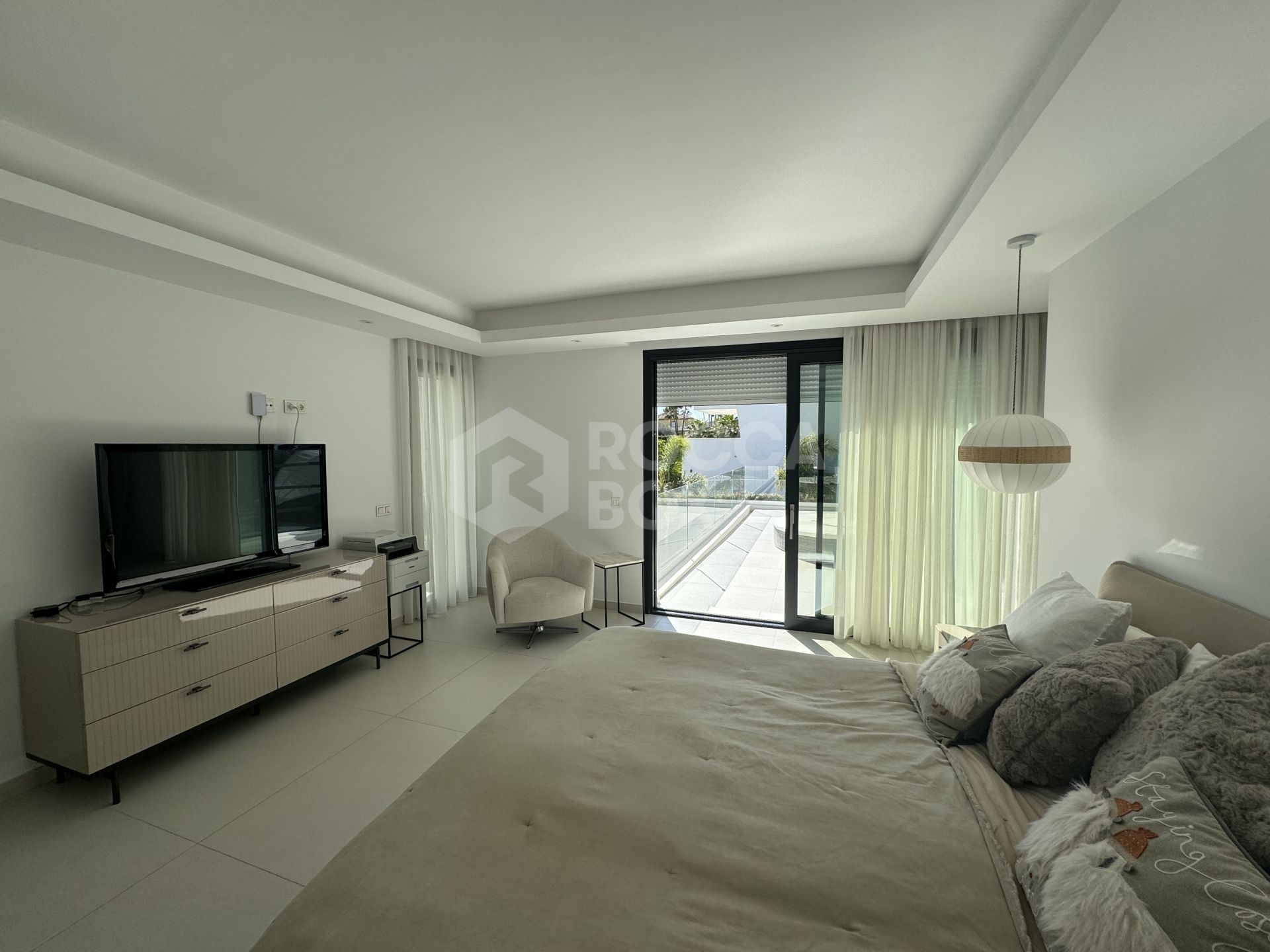 Beautiful and spacious modern villa, located within walking distance to amenities and the beach!