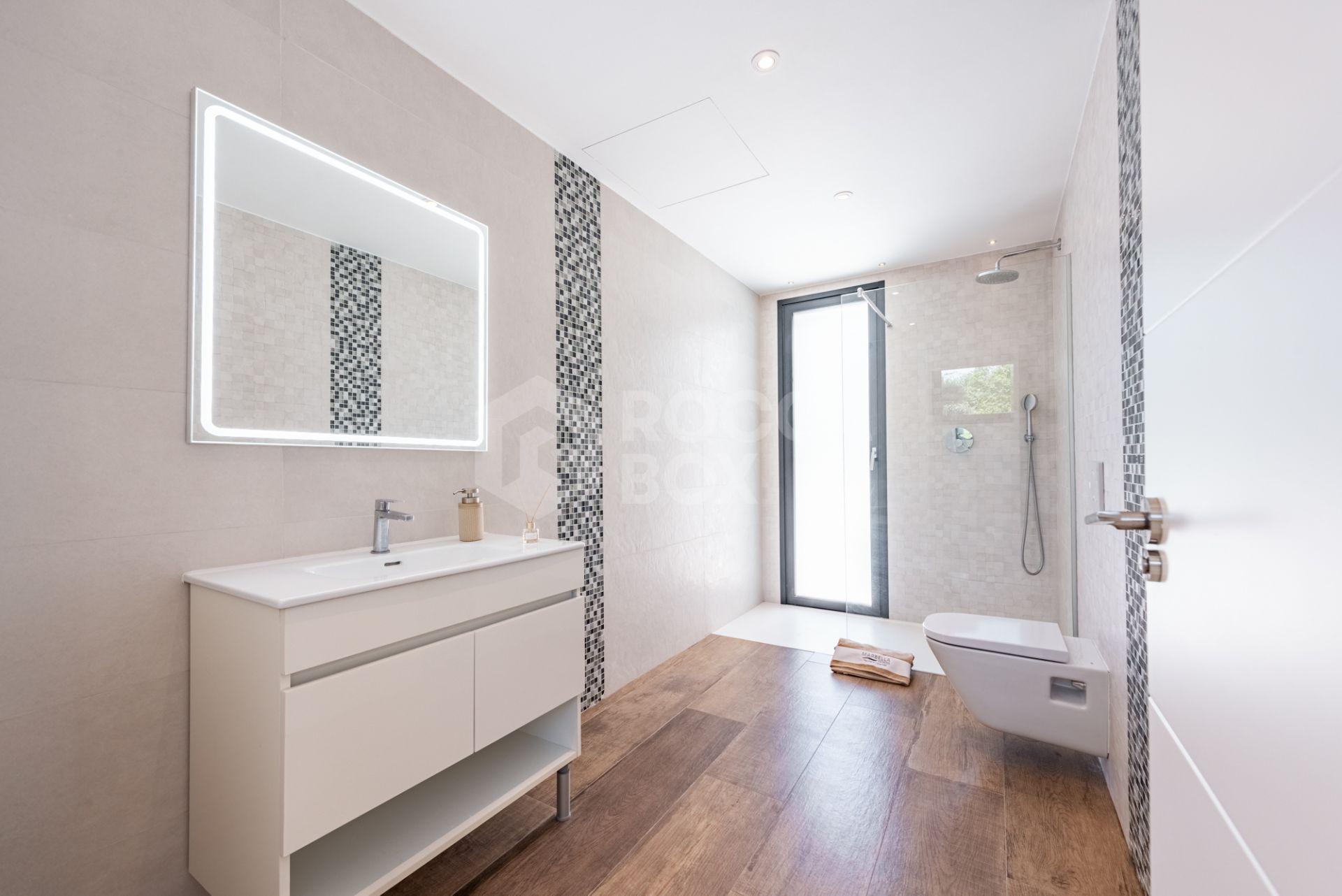 Spacious Contemporary Villa in the Heart of the Golden Triangle!