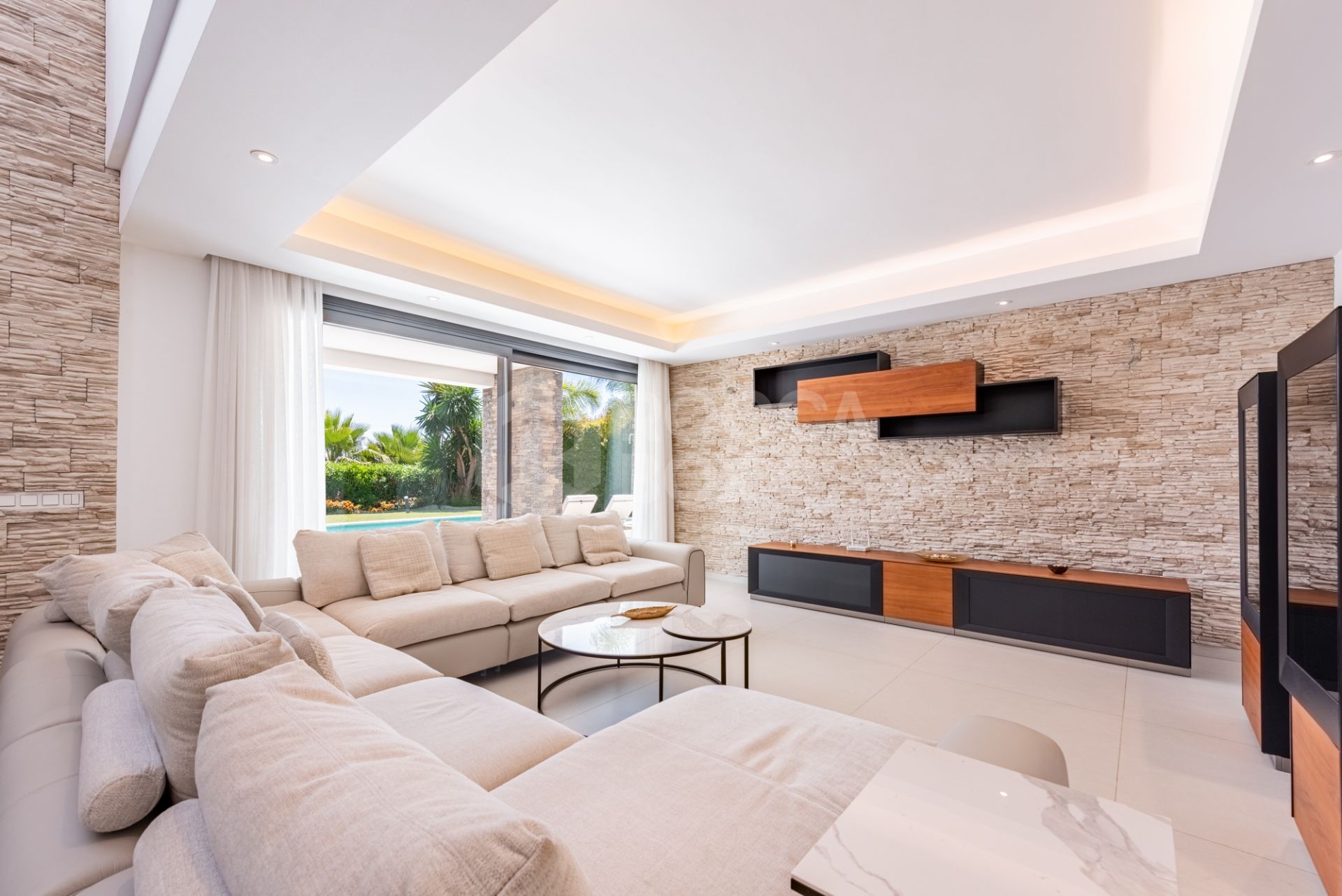 Spacious Contemporary Villa in the Heart of the Golden Triangle!