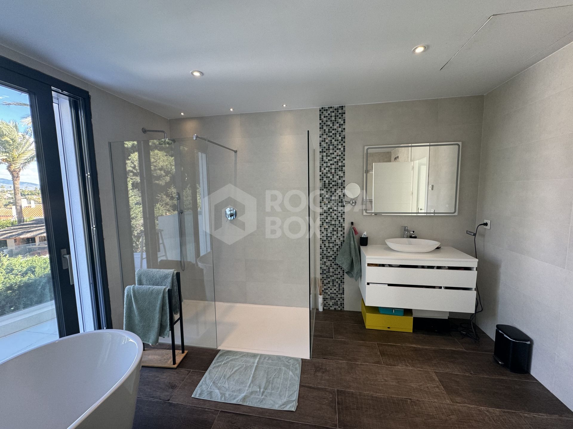 Beautiful and spacious modern villa, located within walking distance to amenities and the beach!