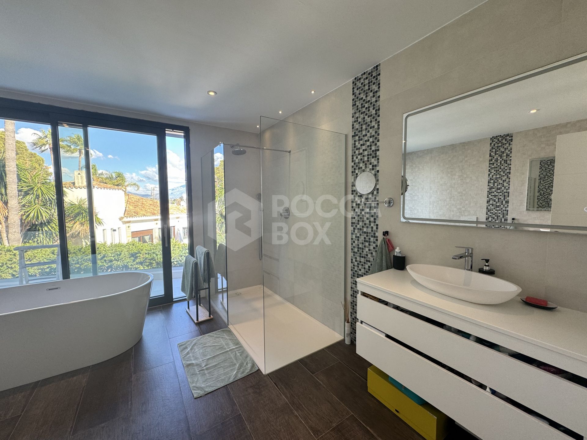 Beautiful and spacious modern villa, located within walking distance to amenities and the beach!