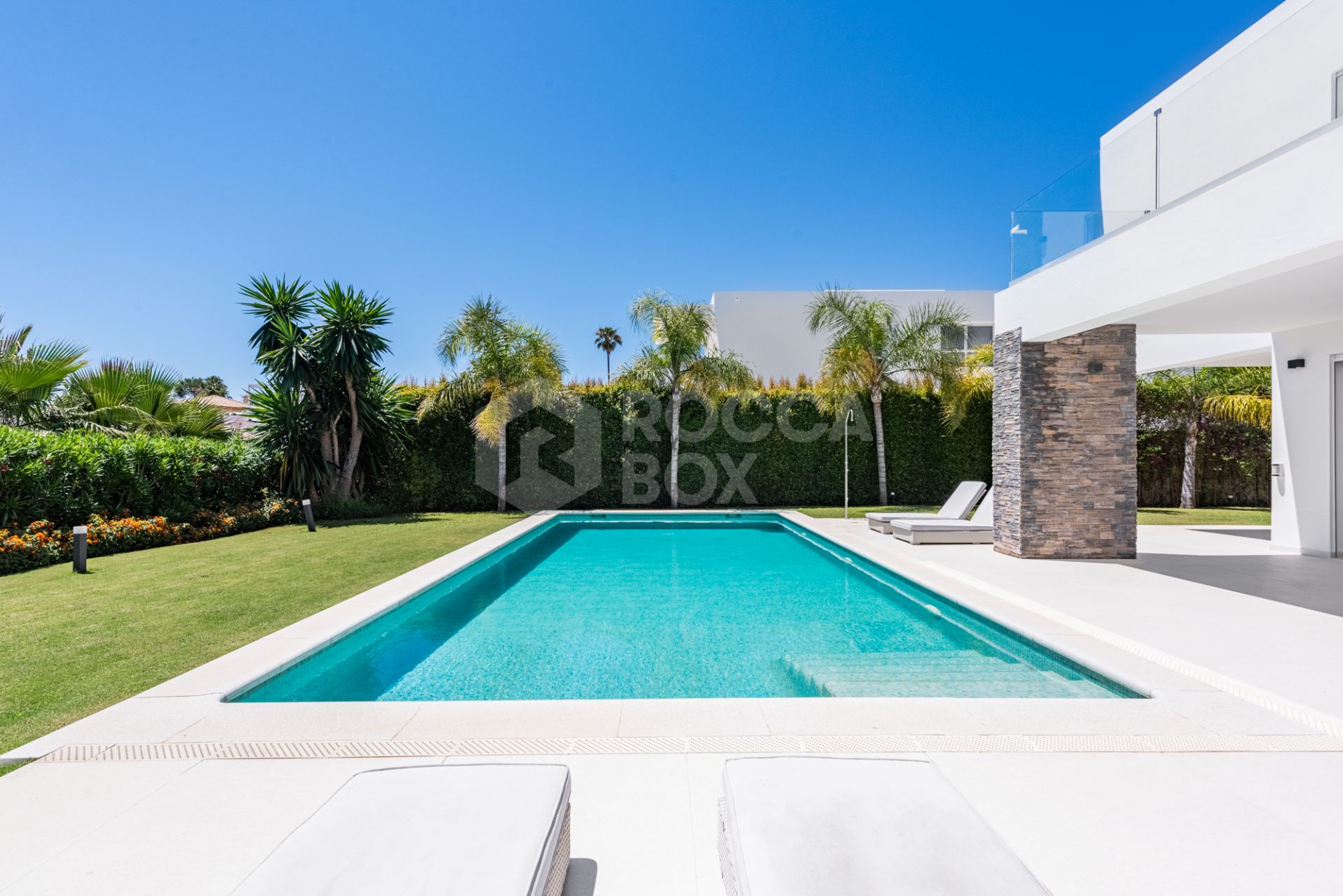 Spacious Contemporary Villa in the Heart of the Golden Triangle!