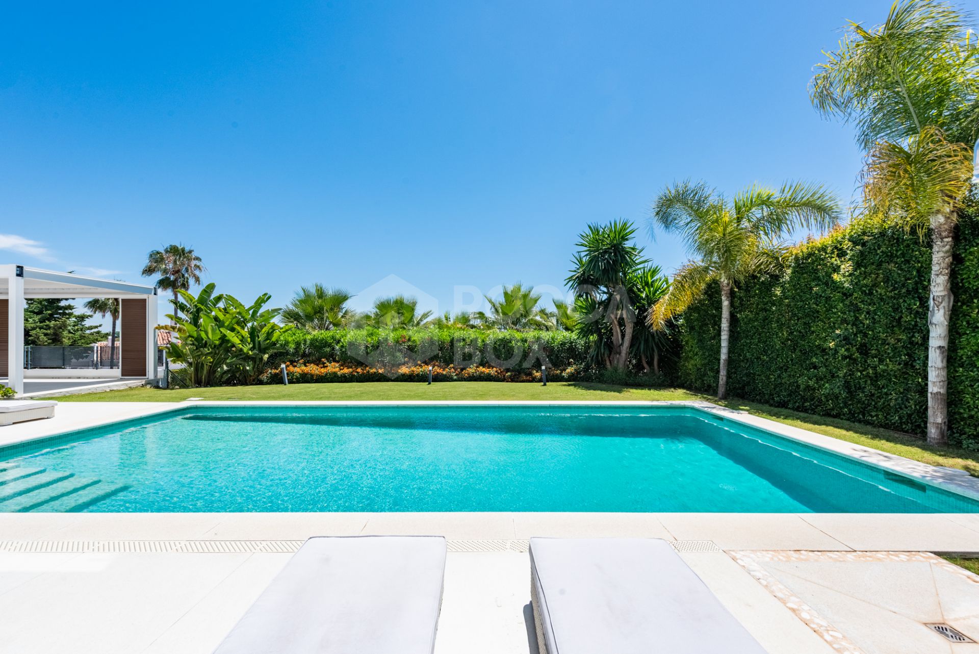 Spacious Contemporary Villa in the Heart of the Golden Triangle!