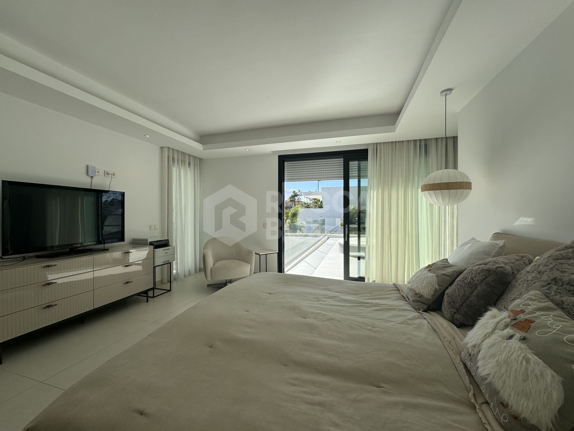 Beautiful and spacious modern villa, located within walking distance to amenities and the beach!