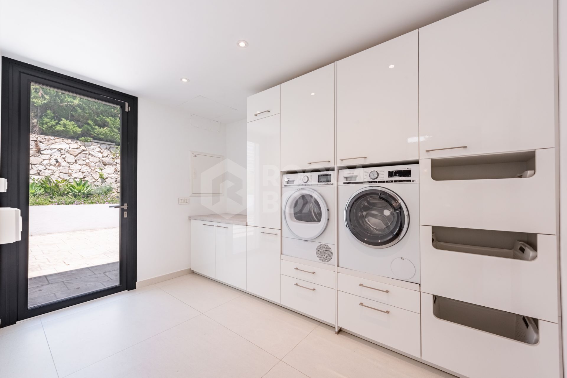 Spacious Contemporary Villa in the Heart of the Golden Triangle!