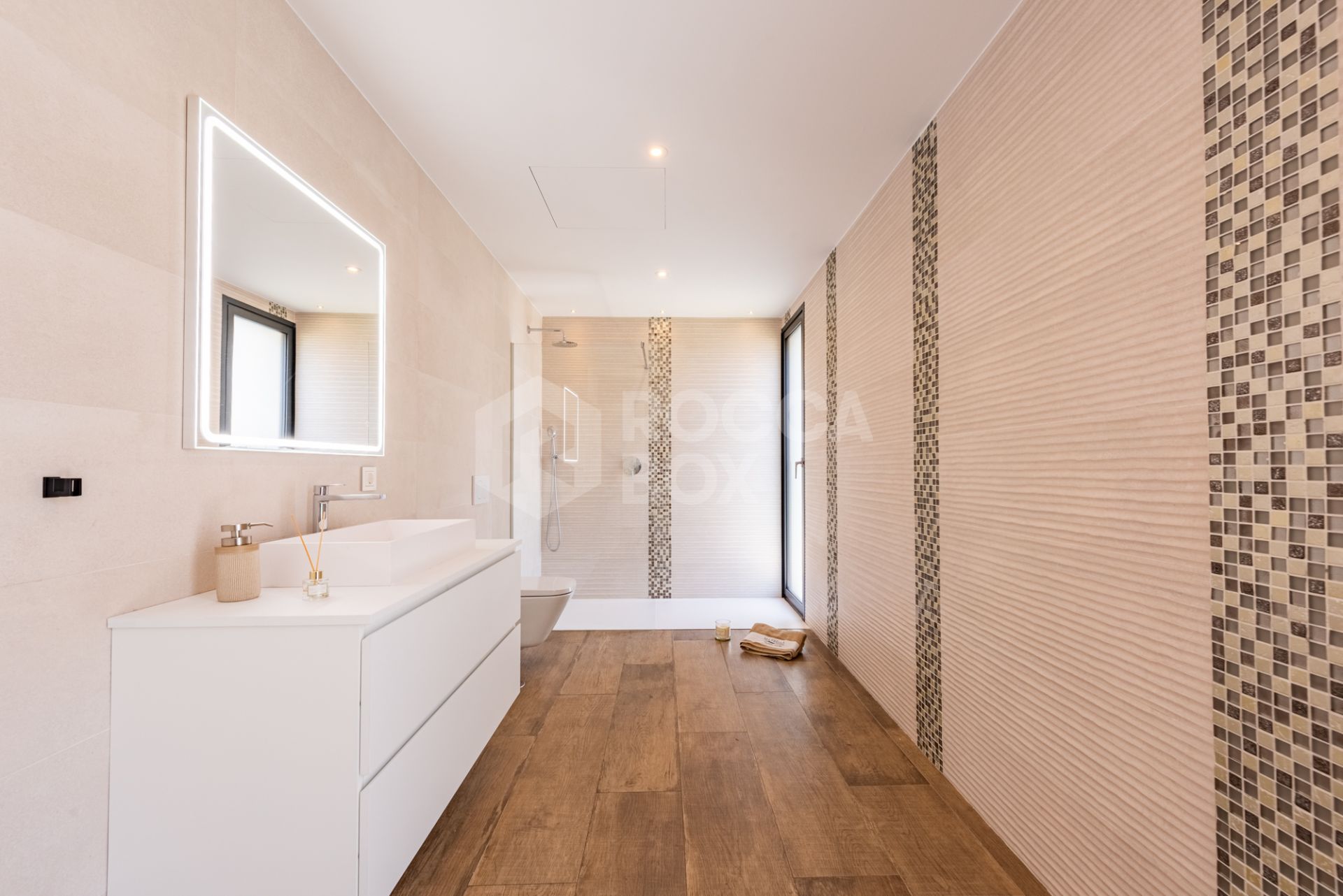 Spacious Contemporary Villa in the Heart of the Golden Triangle!