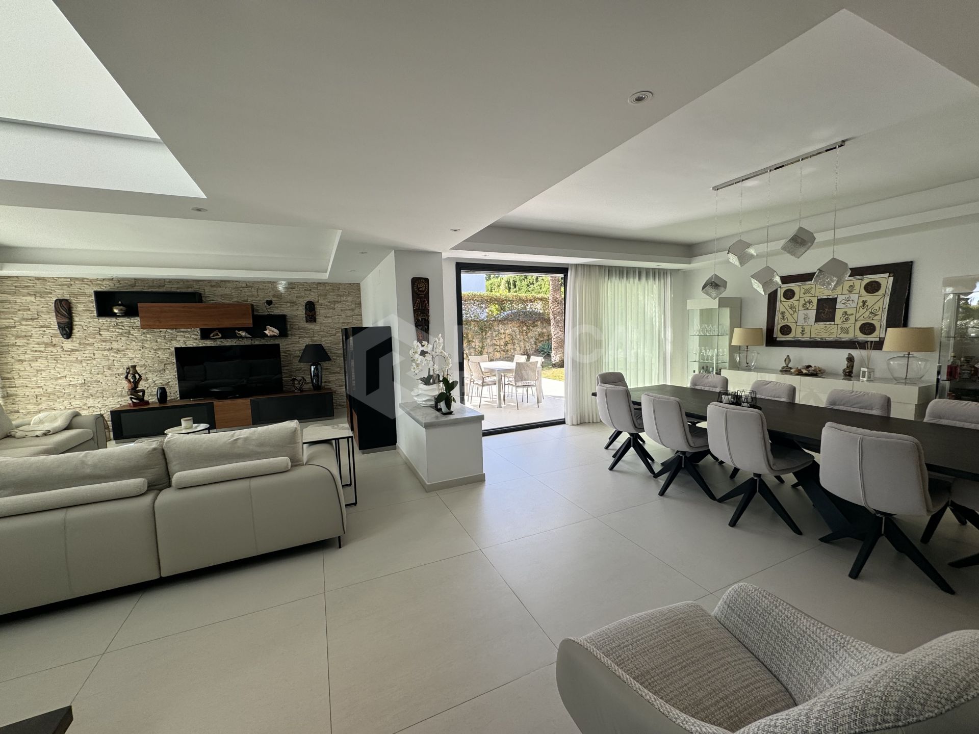 Beautiful and spacious modern villa, located within walking distance to amenities and the beach!