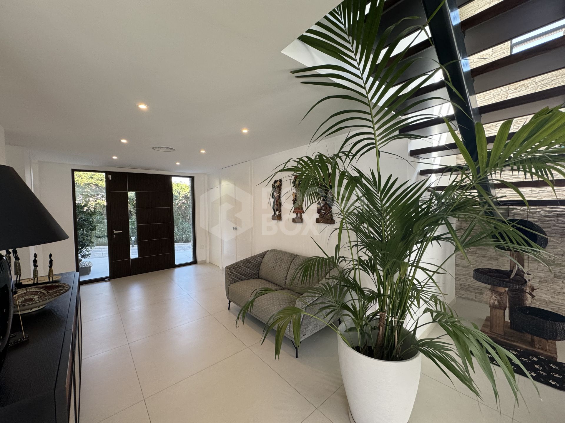Beautiful and spacious modern villa, located within walking distance to amenities and the beach!