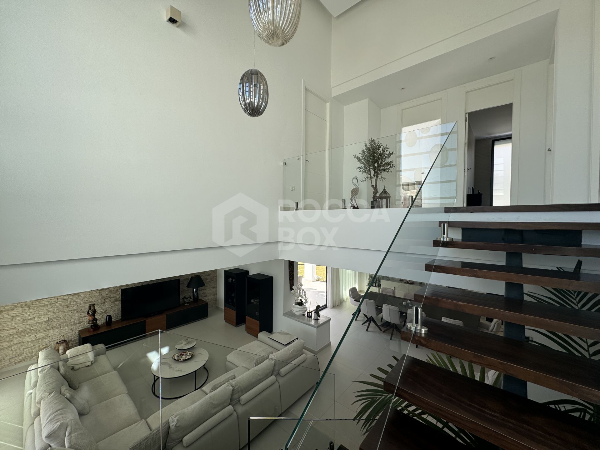 Beautiful and spacious modern villa, located within walking distance to amenities and the beach!