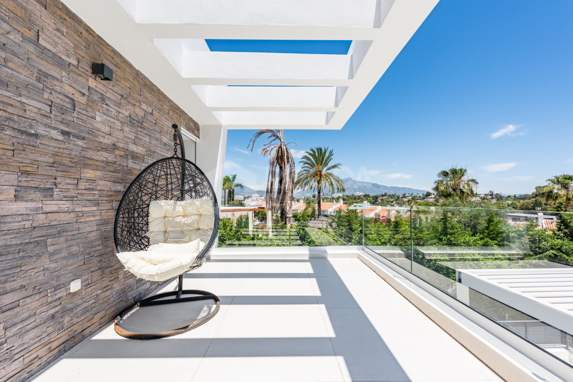 Spacious Contemporary Villa in the Heart of the Golden Triangle!