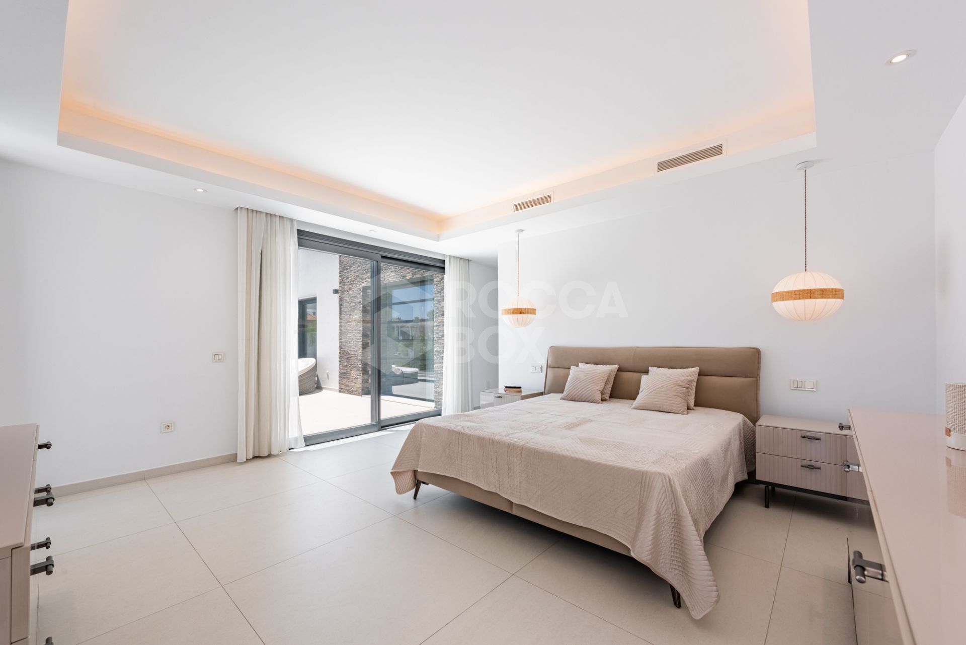 Spacious Contemporary Villa in the Heart of the Golden Triangle!