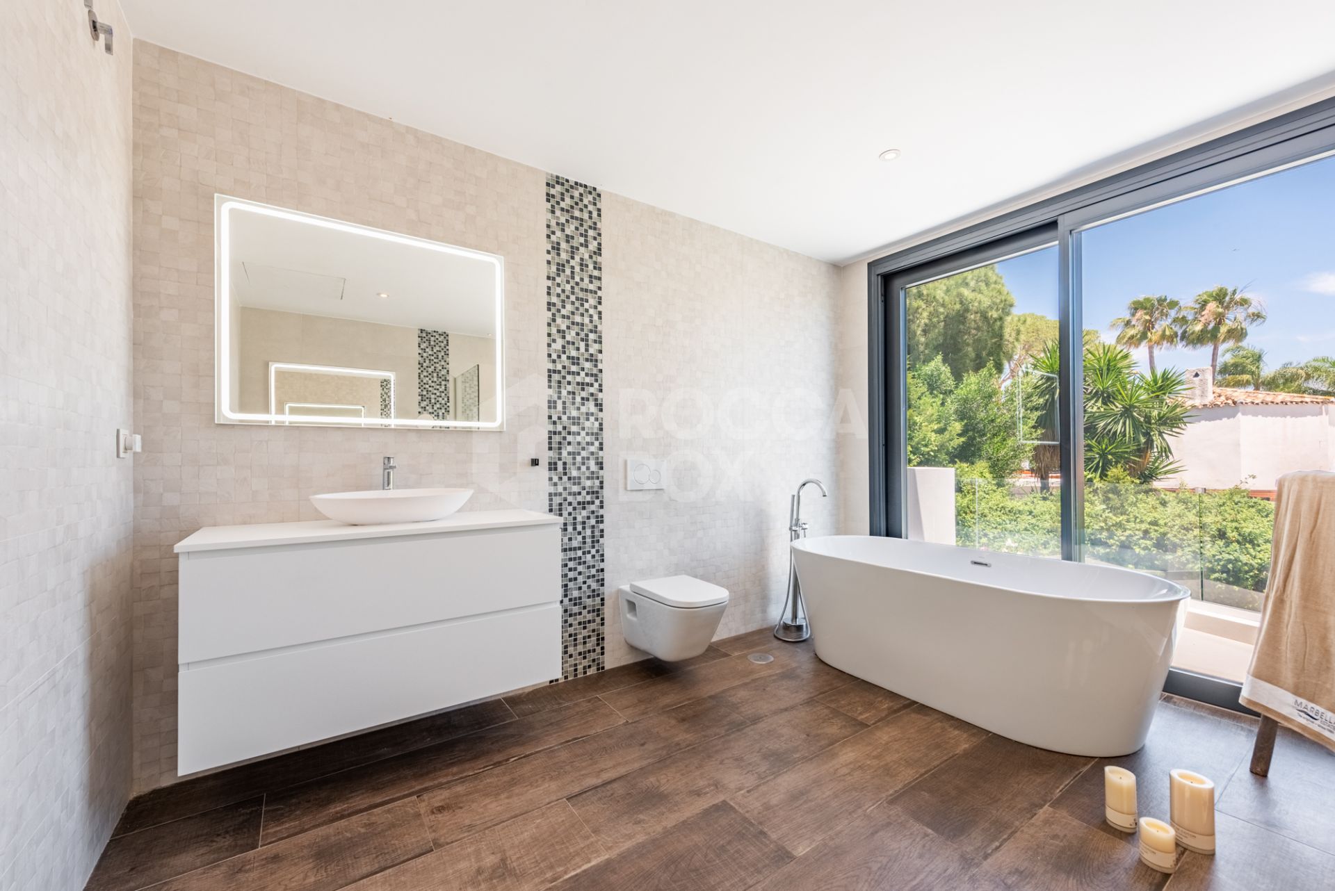 Spacious Contemporary Villa in the Heart of the Golden Triangle!