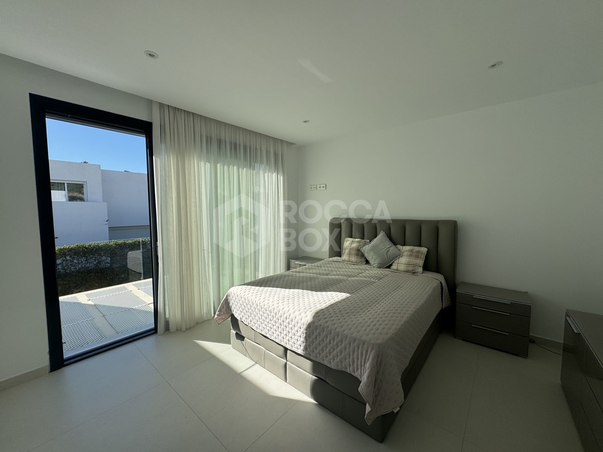 Beautiful and spacious modern villa, located within walking distance to amenities and the beach!