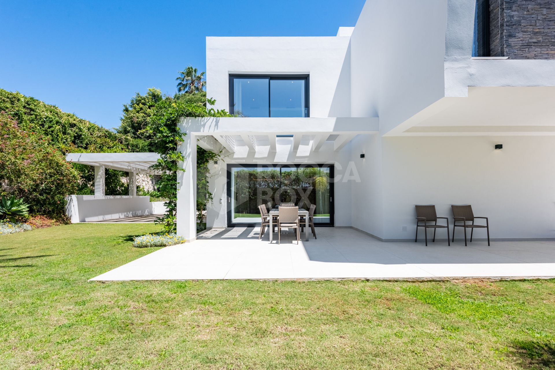 Spacious Contemporary Villa in the Heart of the Golden Triangle!