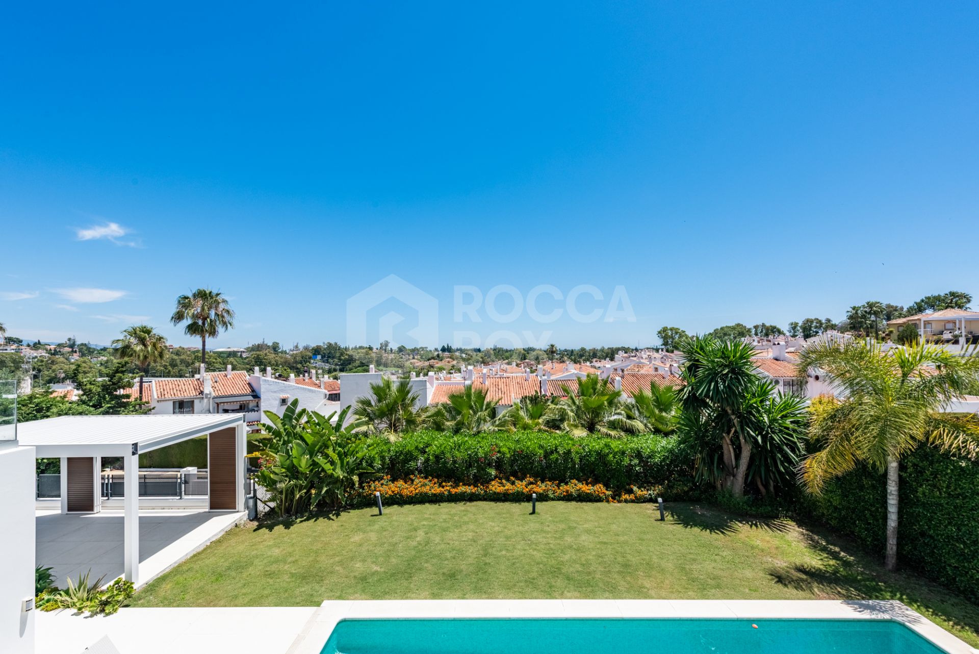 Spacious Contemporary Villa in the Heart of the Golden Triangle!