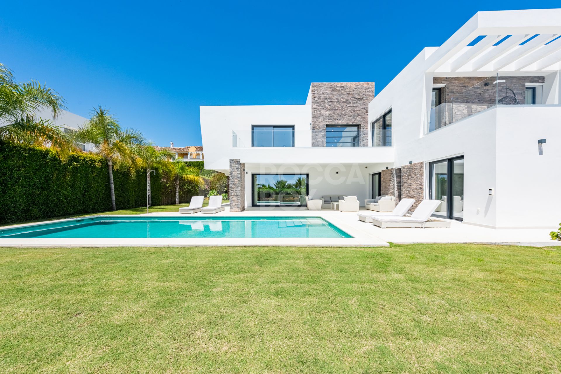 Spacious Contemporary Villa in the Heart of the Golden Triangle!