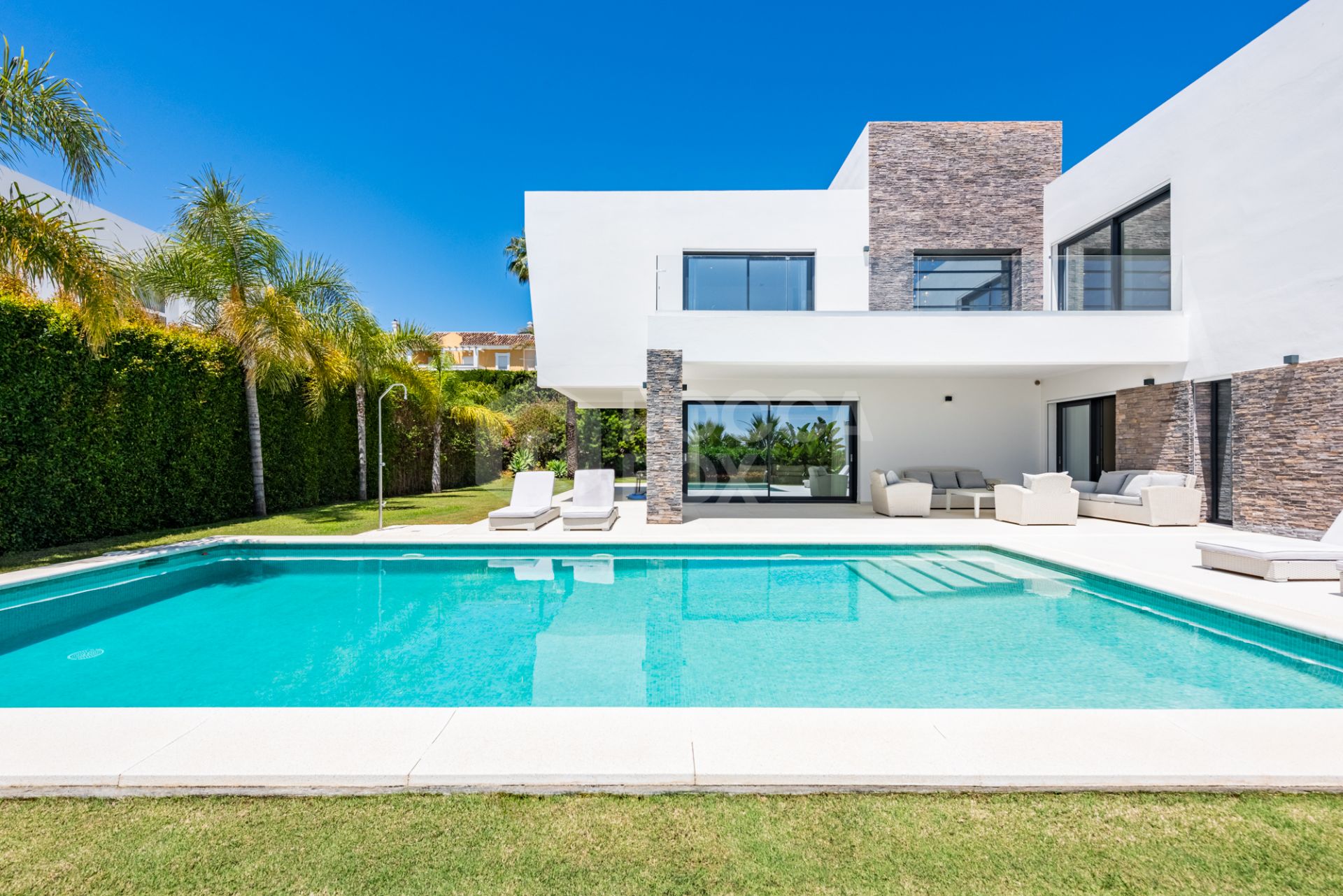 Spacious Contemporary Villa in the Heart of the Golden Triangle!