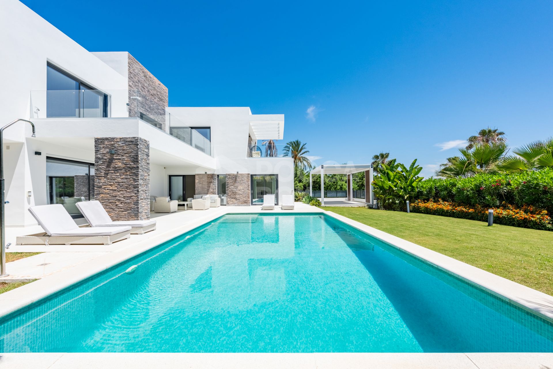 Spacious Contemporary Villa in the Heart of the Golden Triangle!