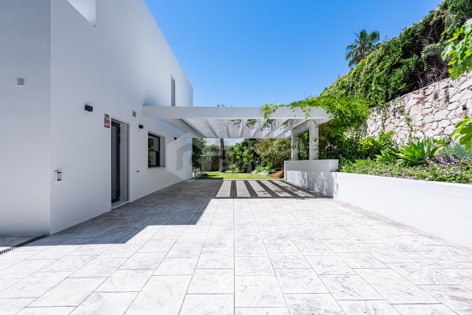 Spacious Contemporary Villa in the Heart of the Golden Triangle!