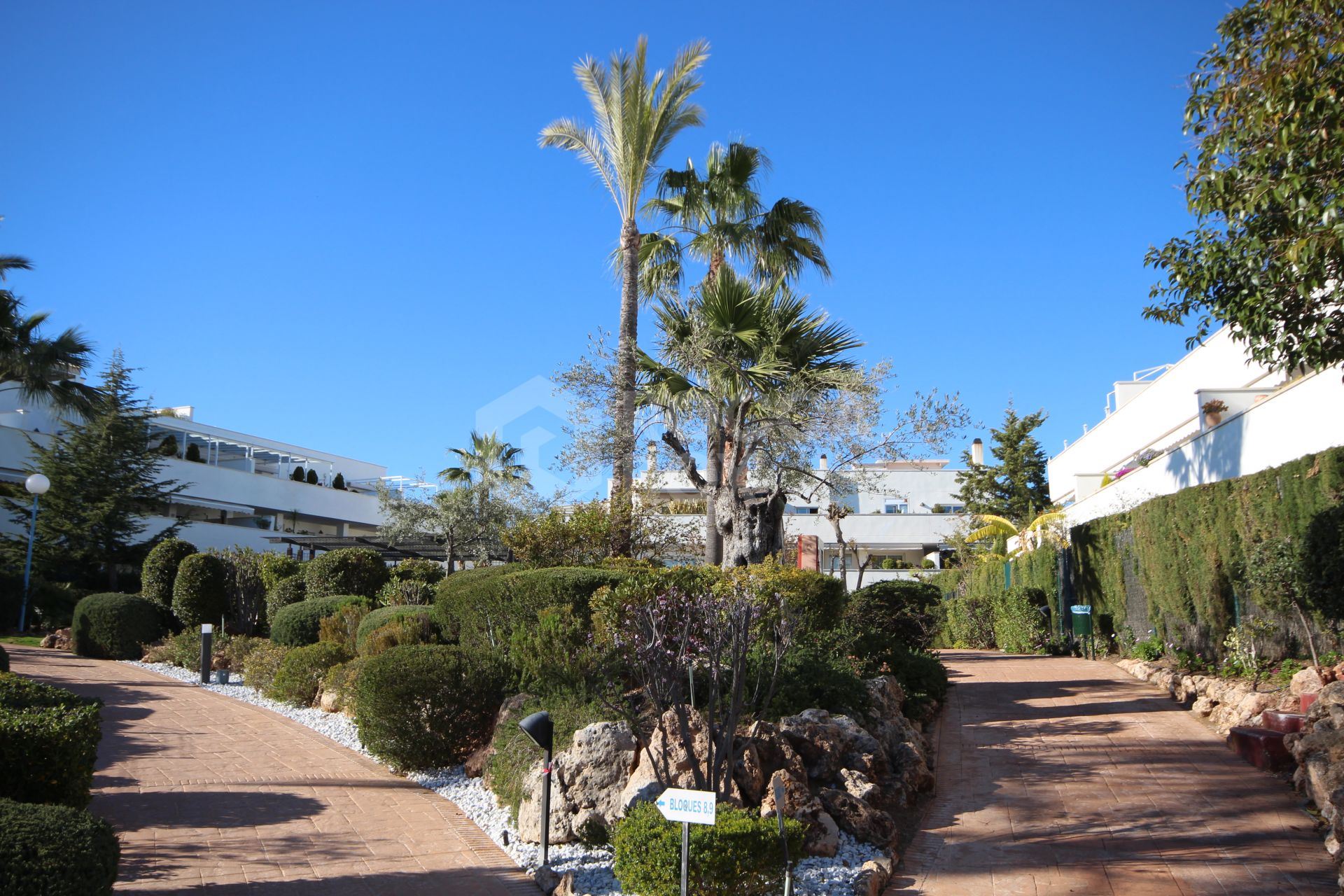 Attractive penthouse apartment with a large covered & open terrace close to the beach and to Puerto Banus!