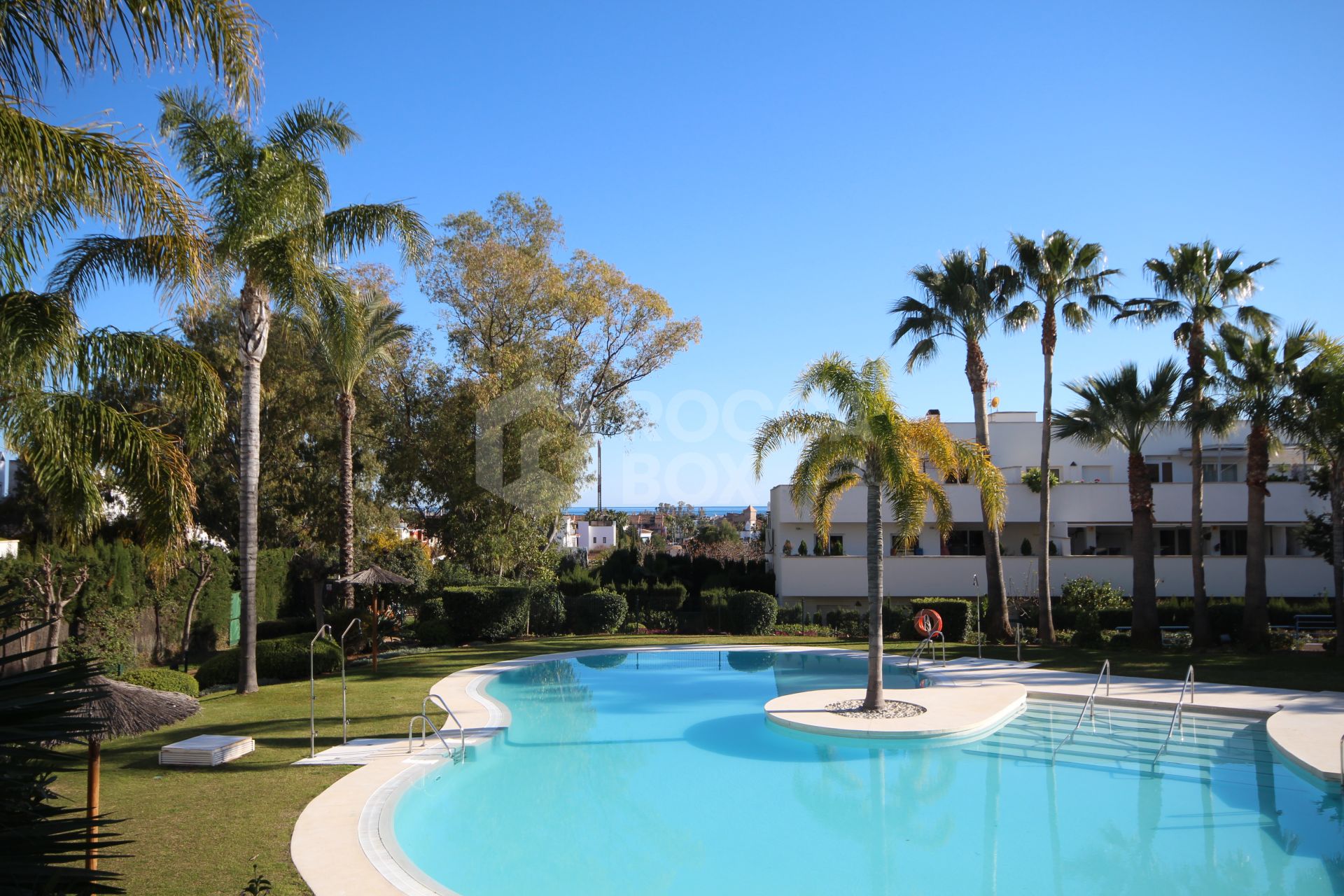 Attractive penthouse apartment with a large covered & open terrace close to the beach and to Puerto Banus!