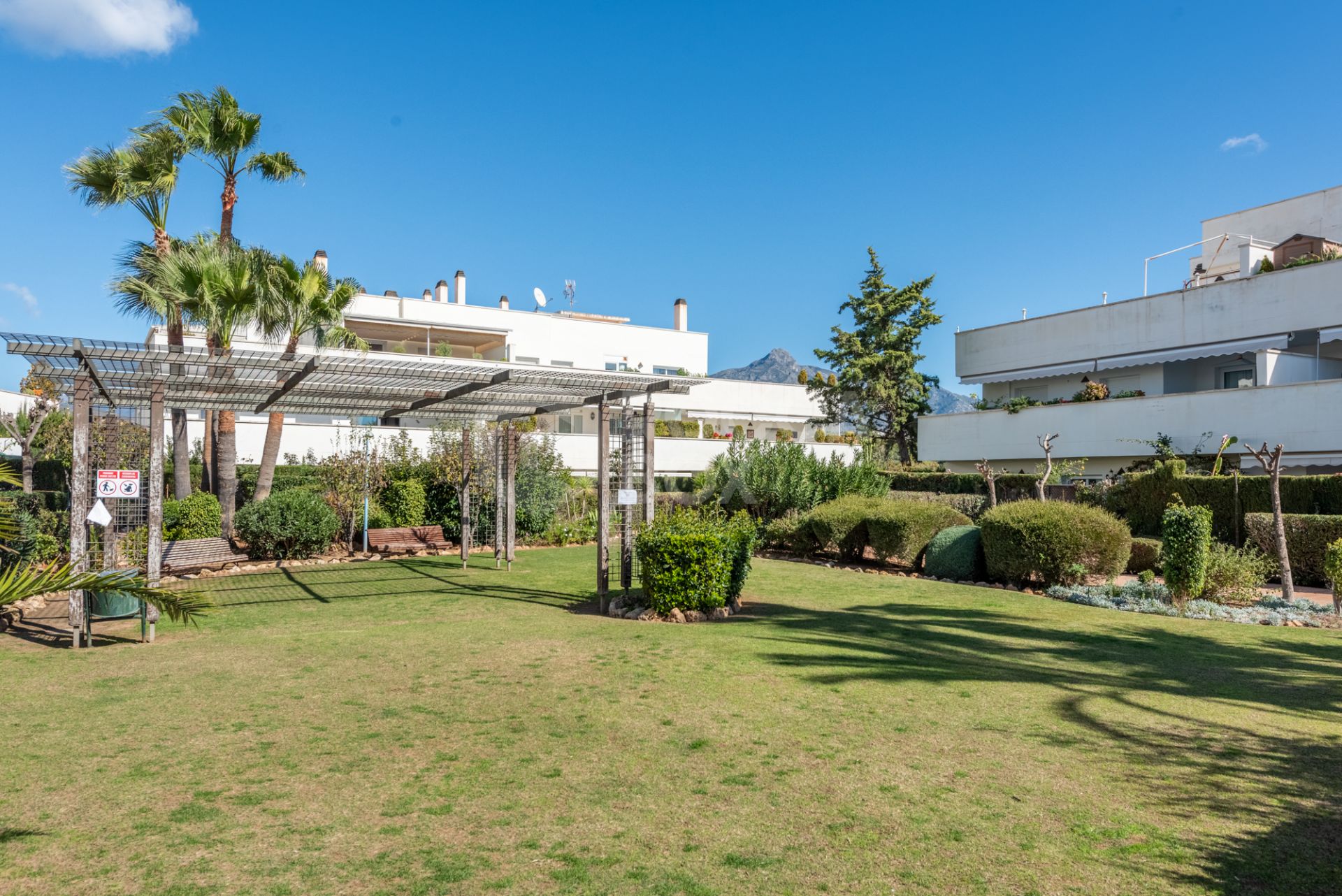 Attractive penthouse apartment with a large covered & open terrace close to the beach and to Puerto Banus!