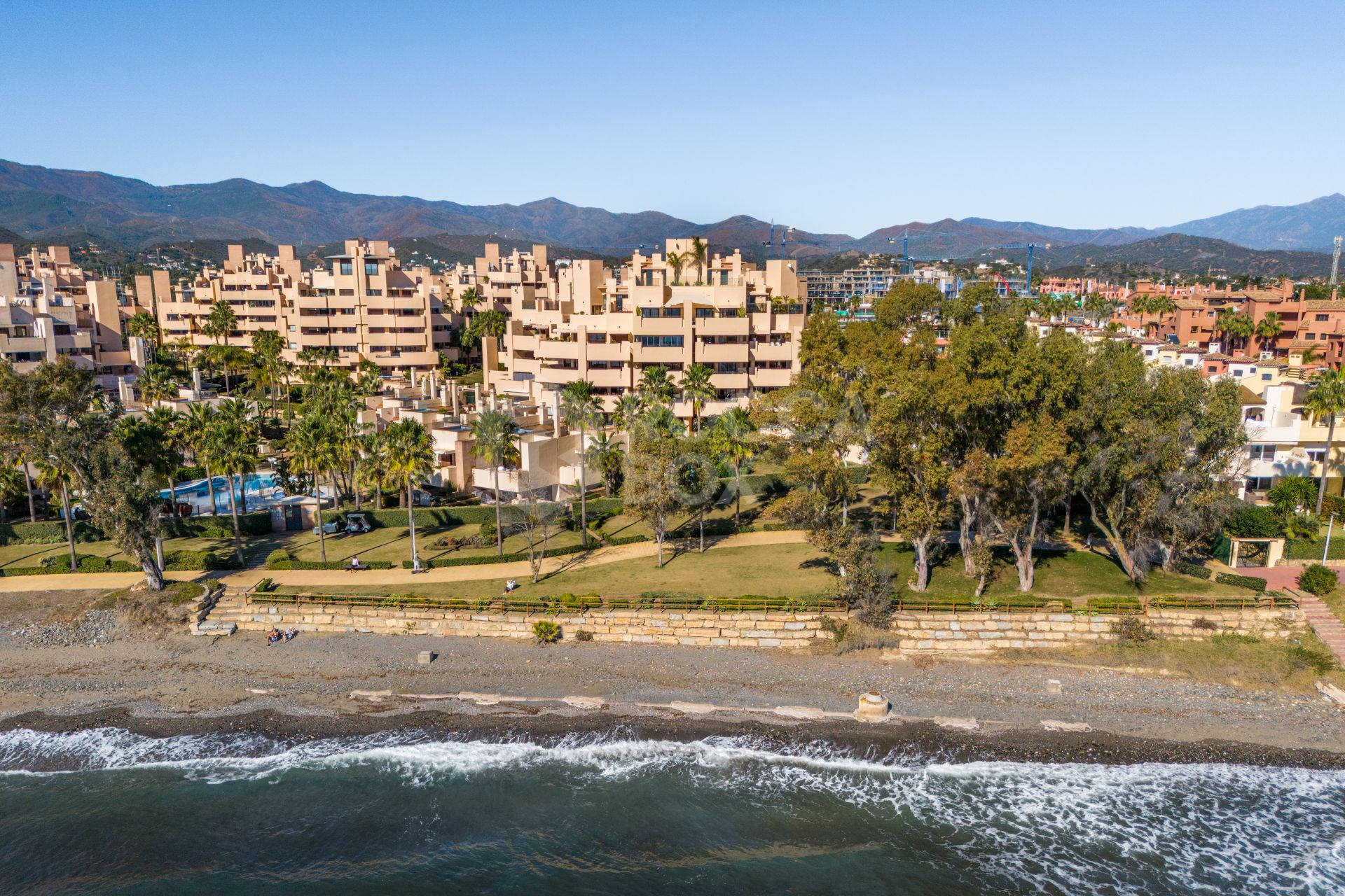 Delightful apartment with sea views in Bahía de la Plata, an exclusive frontline beach complex, near Estepona town.