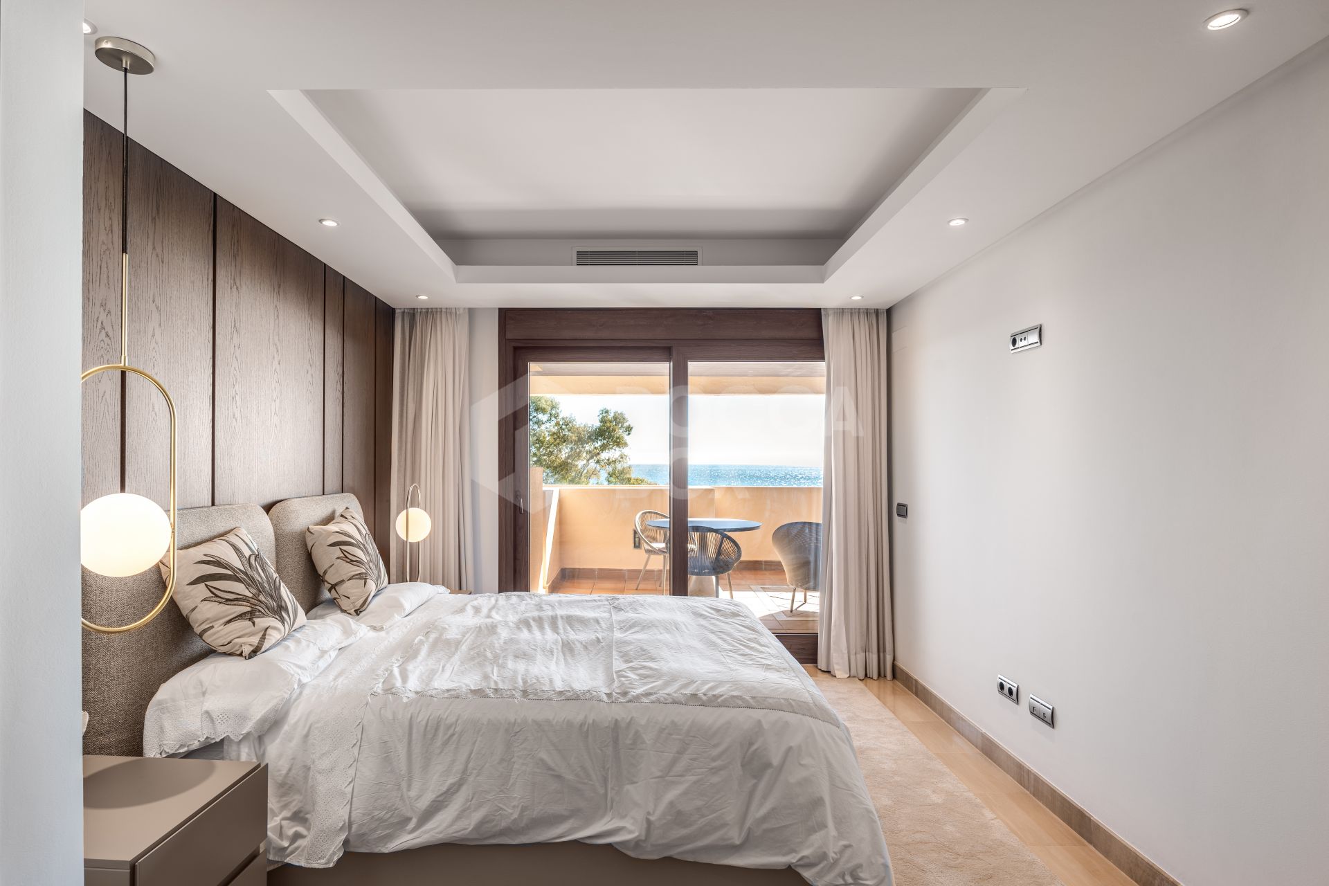 Delightful apartment with sea views in Bahía de la Plata, an exclusive frontline beach complex, near Estepona town.