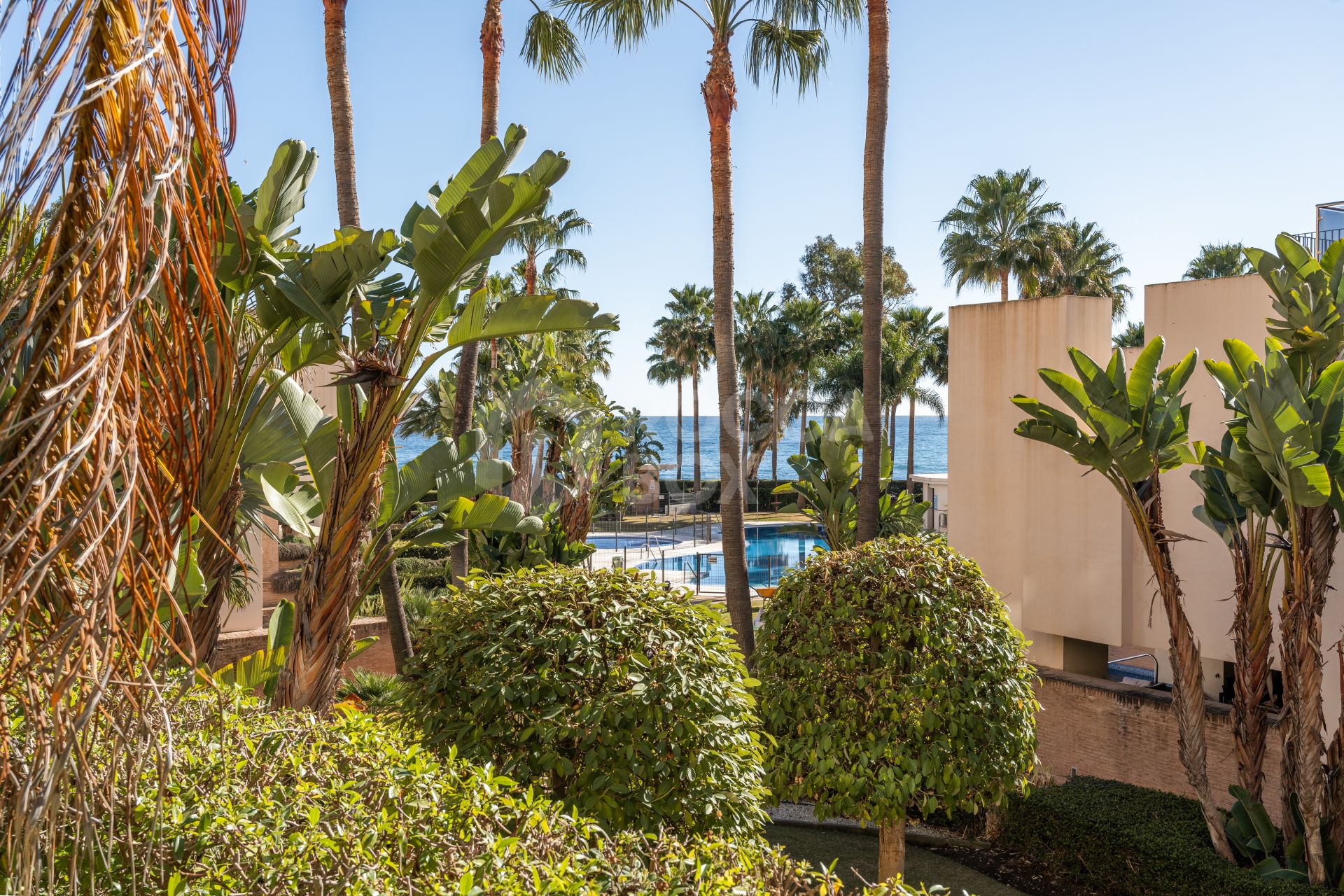 Delightful apartment with sea views in Bahía de la Plata, an exclusive frontline beach complex, near Estepona town.