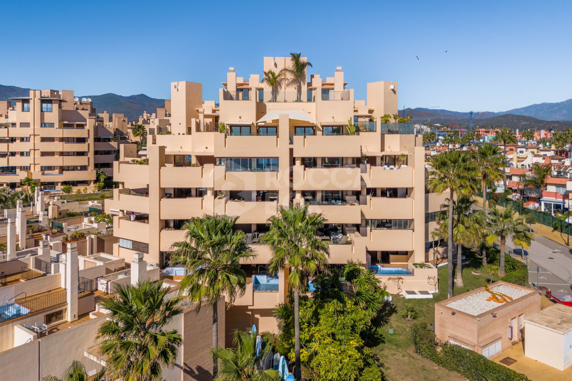 Delightful apartment with sea views in Bahía de la Plata, an exclusive frontline beach complex, near Estepona town.