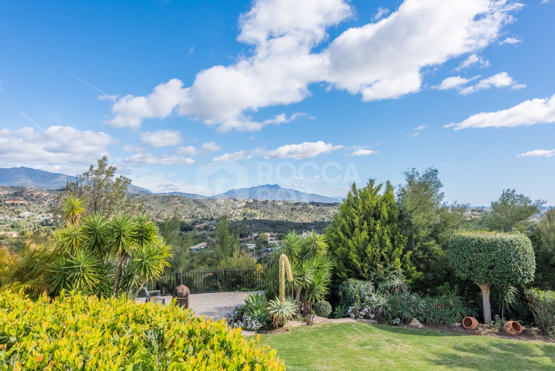 Amazing and unique hilltop estate only 3 minutes drive from Laguna beach close to Estepona center!