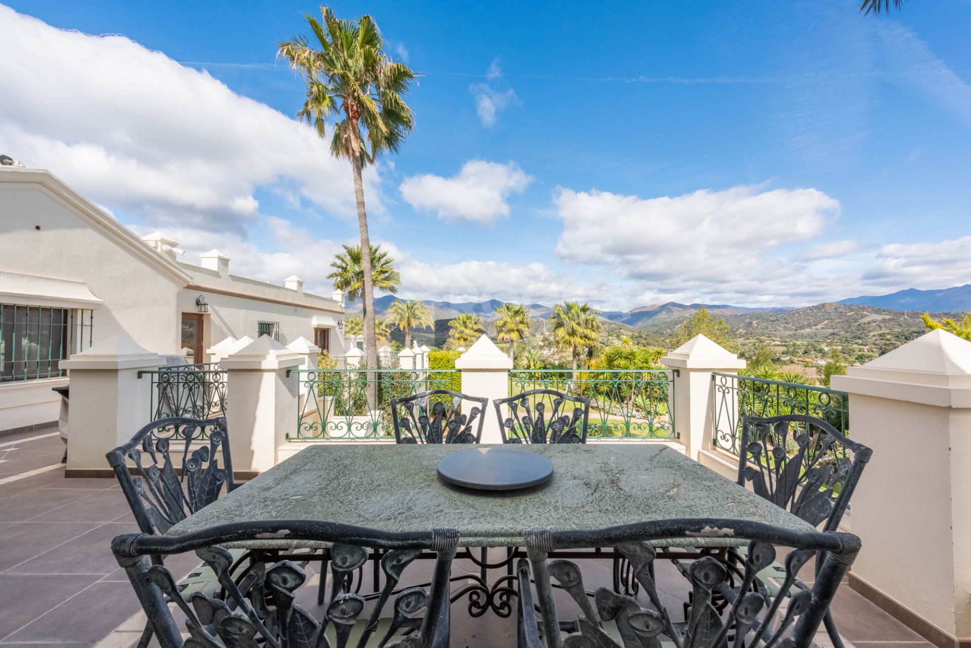 Amazing and unique hilltop estate only 3 minutes drive from Laguna beach close to Estepona center!