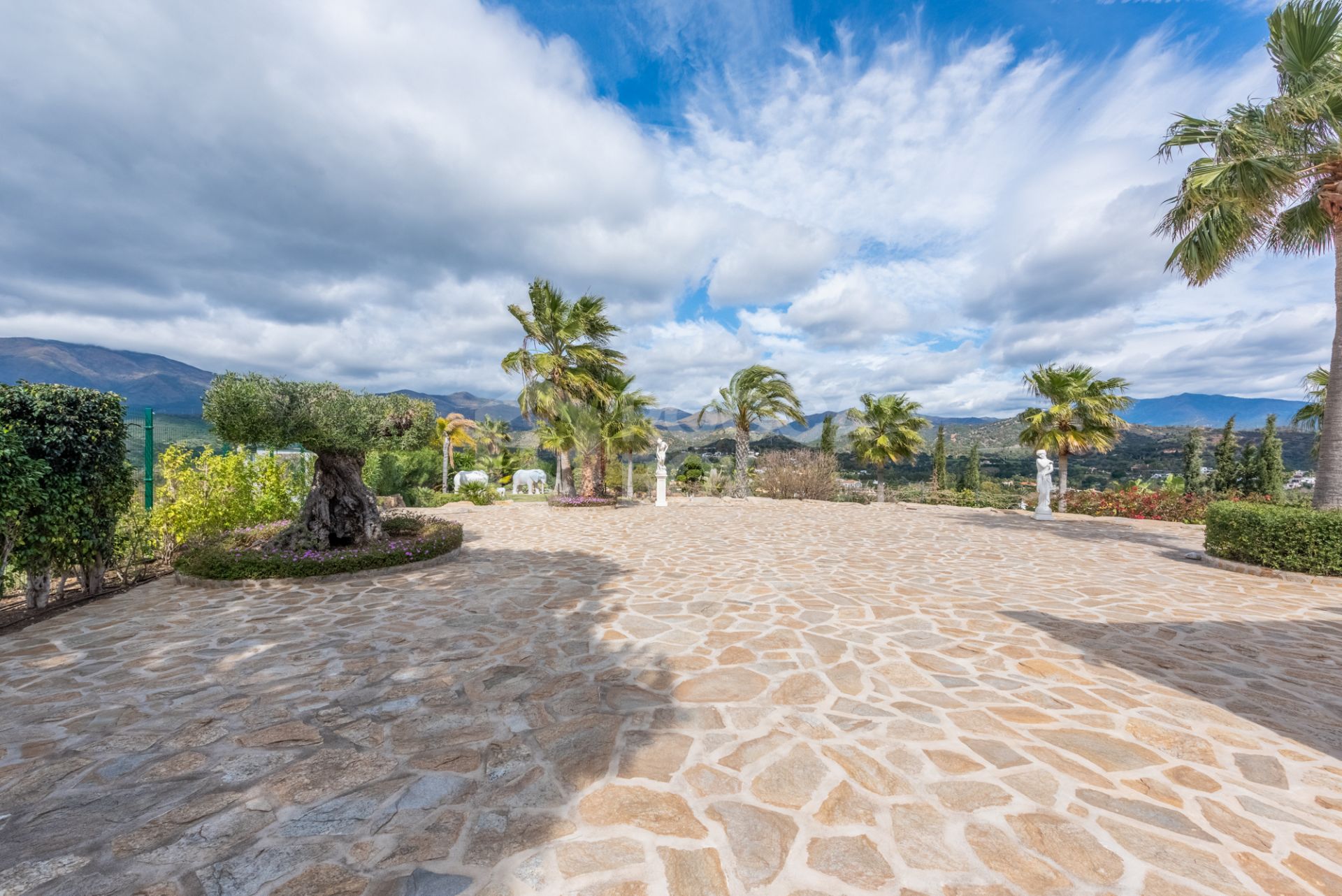 Amazing and unique hilltop estate only 3 minutes drive from Laguna beach close to Estepona center!