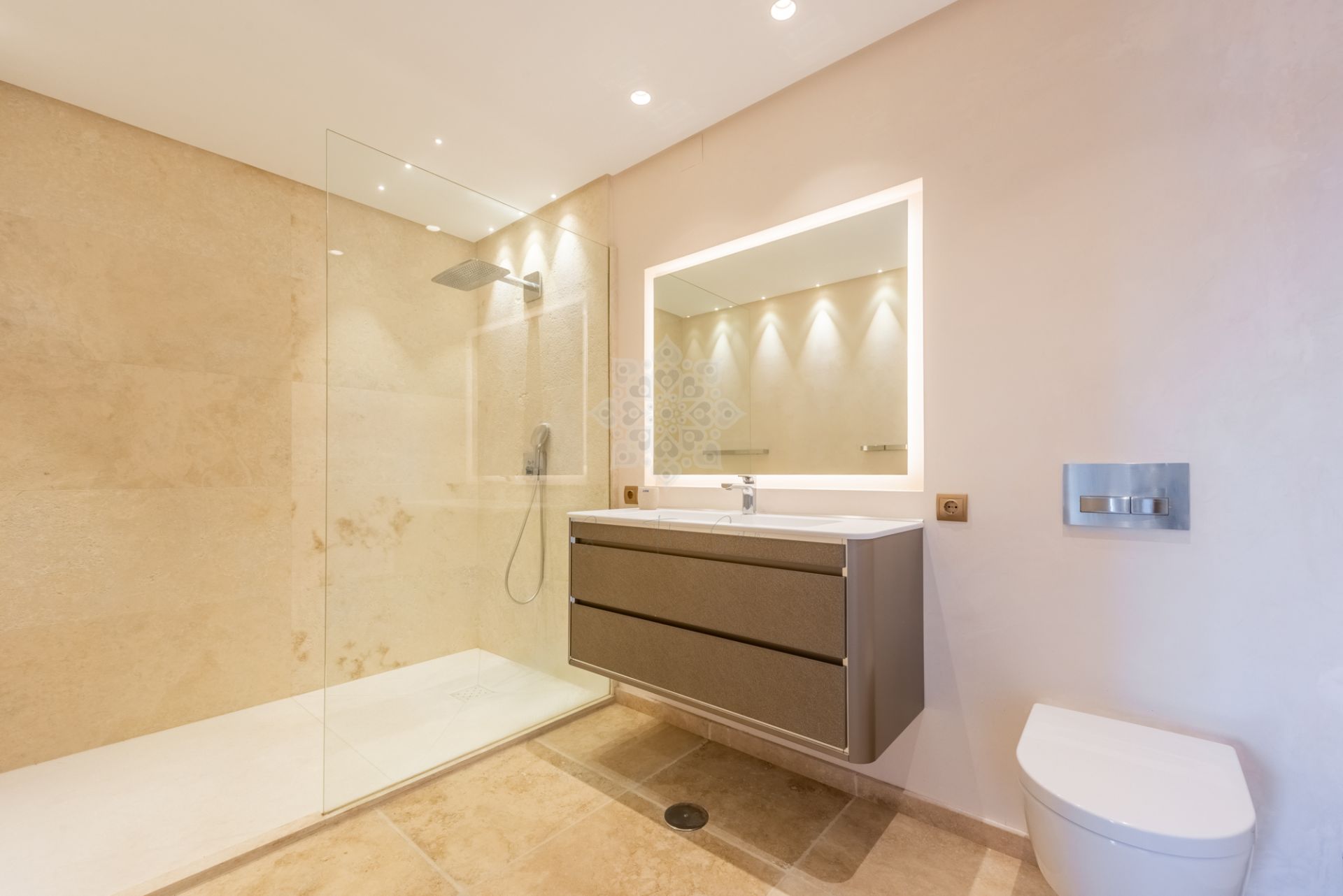 Villa in New Golden Mile, Estepona