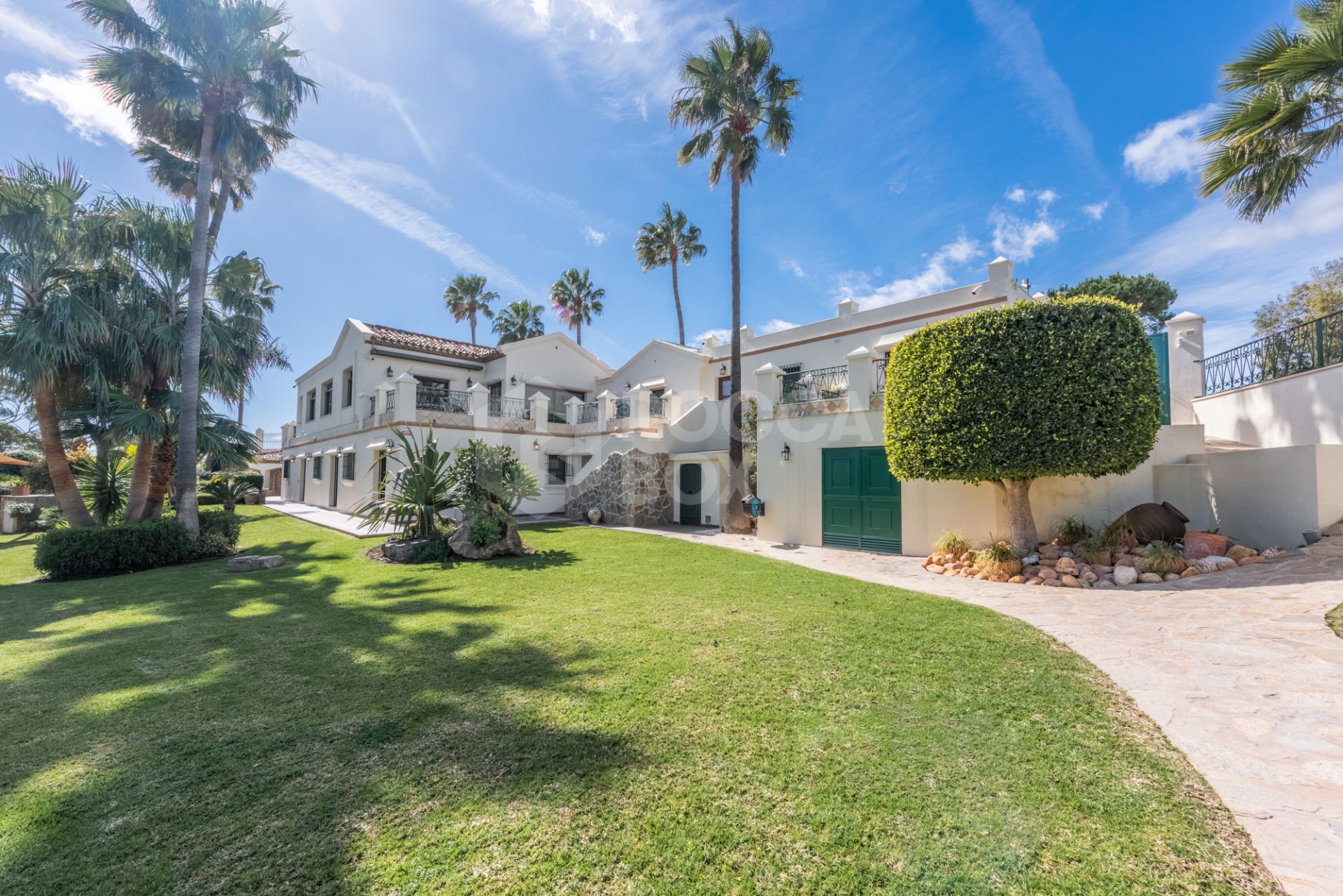 Amazing and unique hilltop estate only 3 minutes drive from Laguna beach close to Estepona center!