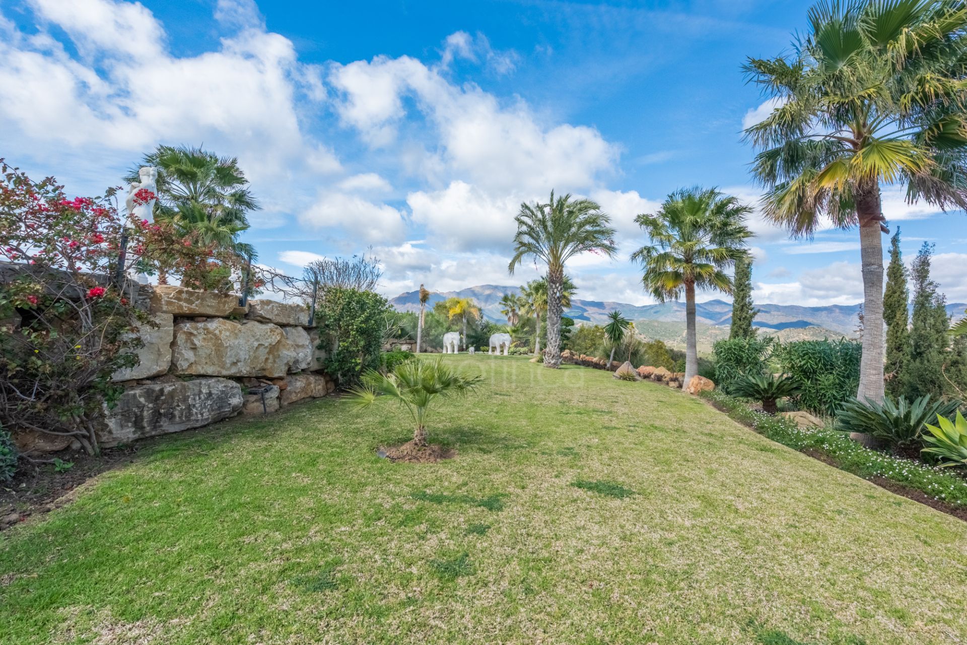 Villa in New Golden Mile, Estepona