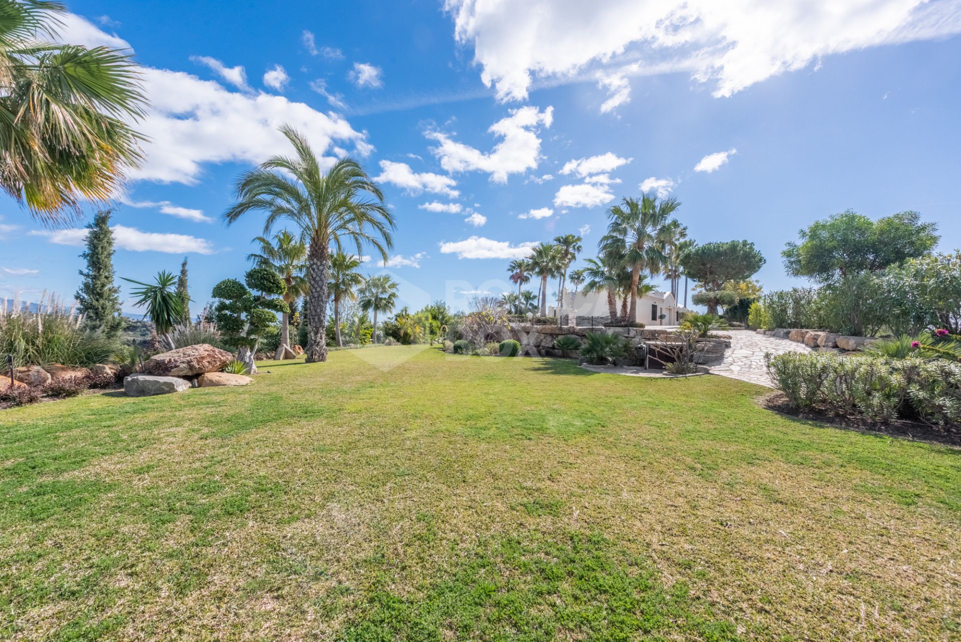 Amazing and unique hilltop estate only 3 minutes drive from Laguna beach close to Estepona center!