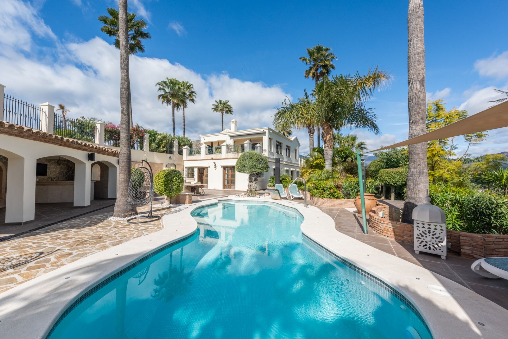 Villa in New Golden Mile, Estepona