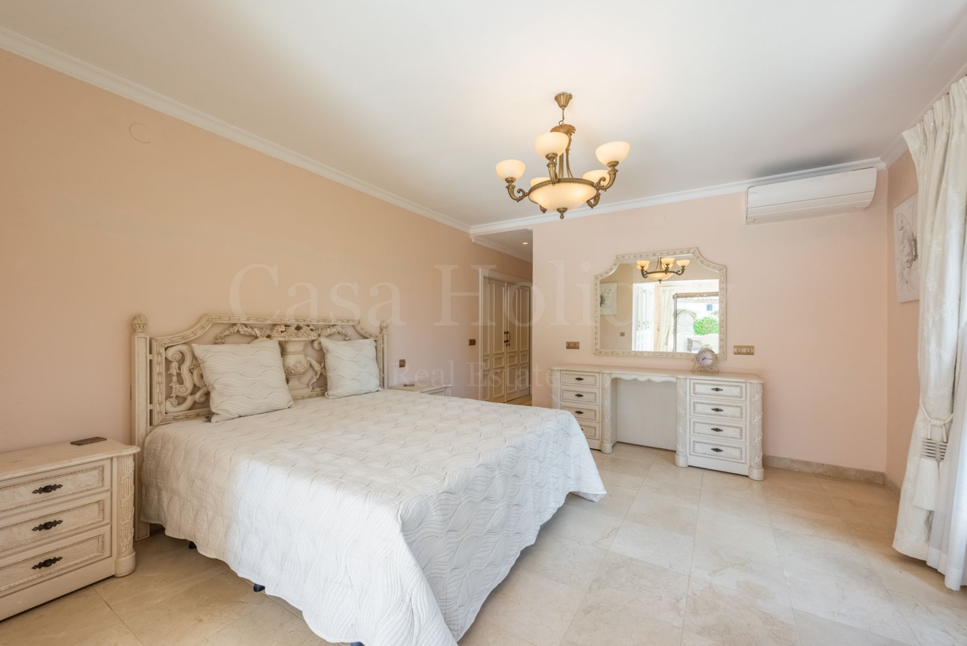 Villa in New Golden Mile, Estepona