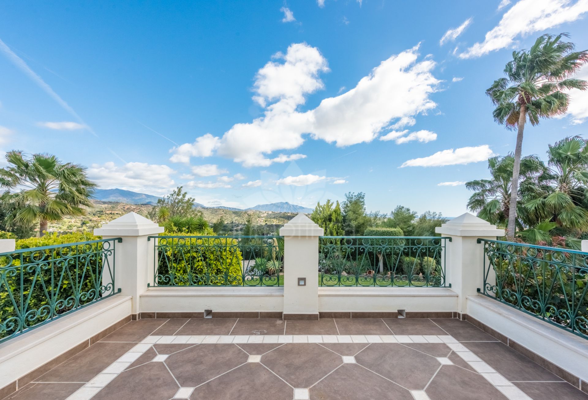 Villa in New Golden Mile, Estepona