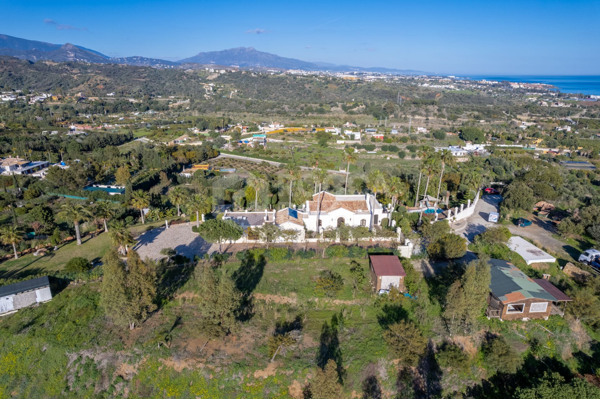 Amazing and unique hilltop estate only 3 minutes drive from Laguna beach close to Estepona center!