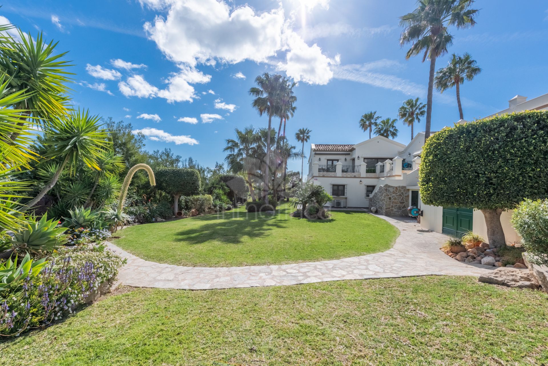 Villa in New Golden Mile, Estepona