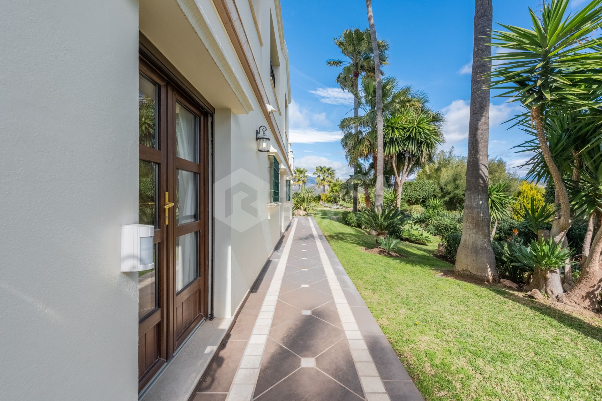 Amazing and unique hilltop estate only 3 minutes drive from Laguna beach close to Estepona center!