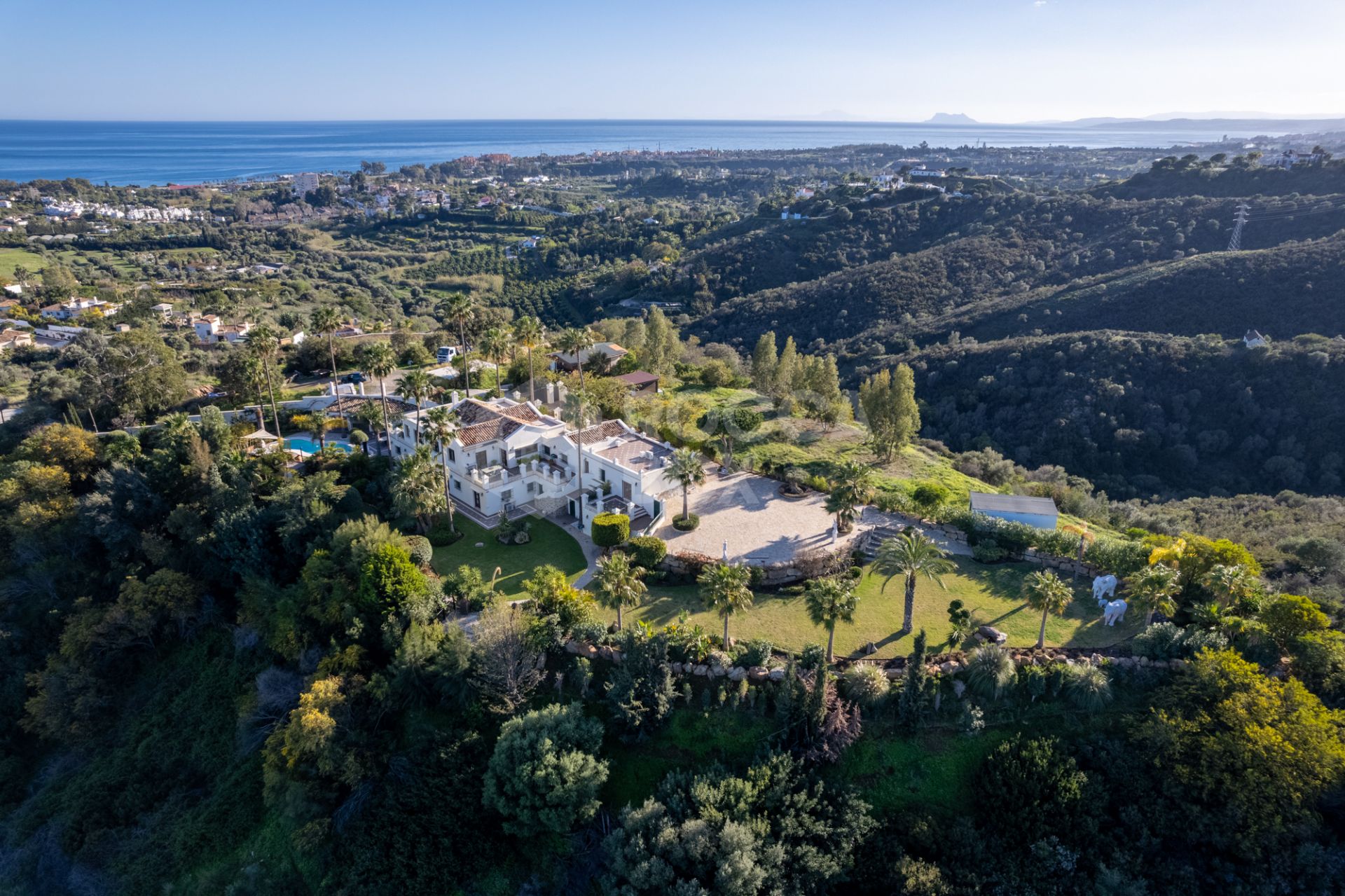 Amazing and unique hilltop estate only 3 minutes drive from Laguna beach close to Estepona center!