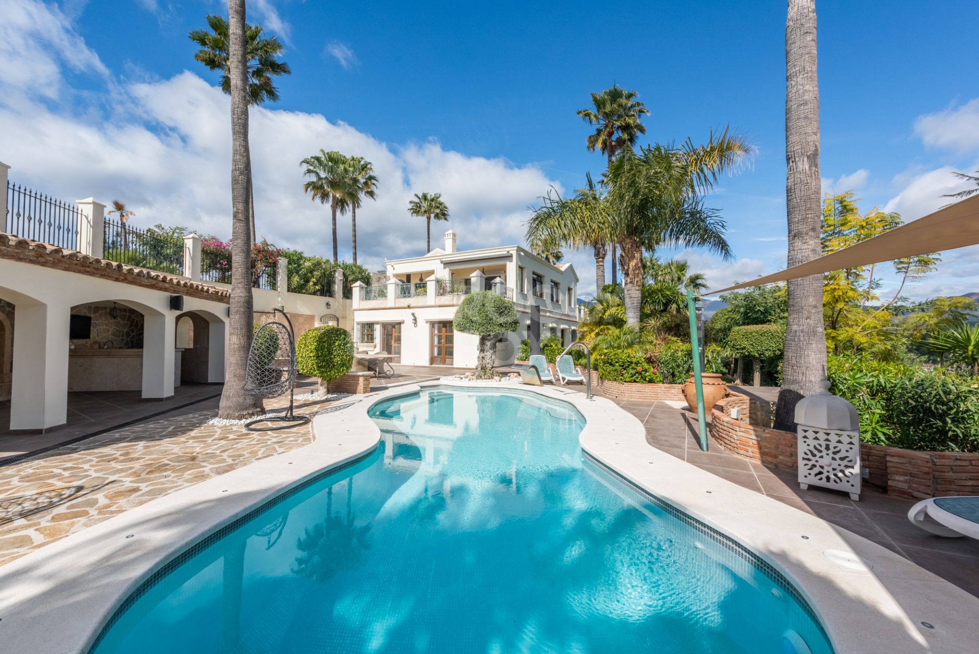 Amazing and unique hilltop estate only 3 minutes drive from Laguna beach close to Estepona center!